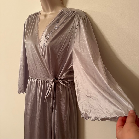 Vintage schiesser German gray embroidered satin robe (TTT) - Picture 1 of 10